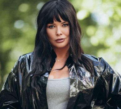 58-річна Ахат у плащі та з голим стегном показала свою суперсилу. ФОТО