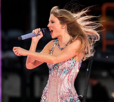 Тейлор Свіфт посеред концерту проковтнула комаху. ВІДЕО 