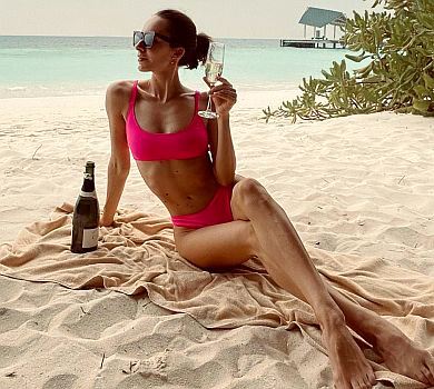 Жінка Остапчука у купальнику показала свій алко-релакс на мальдівському пляжі