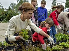 Як перша леді квіточки саджала. ФОТО