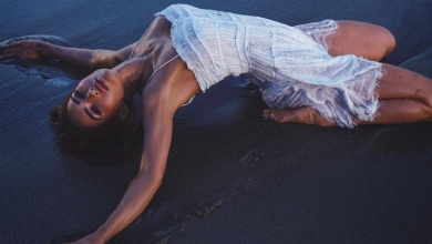 Звабниця Фокс у мокрій білій сукенці підставила тіло хвилям прибою. ФОТО