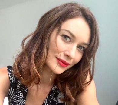 Куриленко в купальнику вляглася на столі перед фотографом