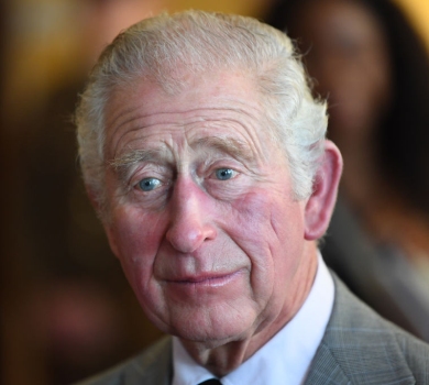 М'ясна крамниця жорстко потроллила Чарльза ІІІ за його пальці-сосиски