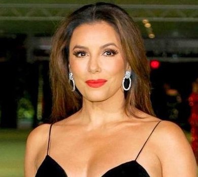 46-річна Лонгорія в купальнику показала звабливі форми в басейні