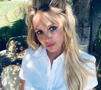 Спірз у монокіні з мотузками влаштувала гарячі танці під саму себе. ВІДЕО