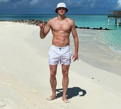 Довбик із дружиною в бікіні злилися в поцілунку на Мальдівах. ФОТО