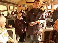 Як Ляшко торгував в електричці, а Тягнибок махав мітлою. ВІДЕО