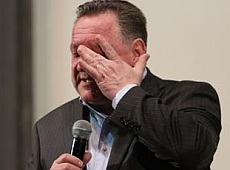 Бенюка закидали помідорами на творчому вечорі. ФОТО 