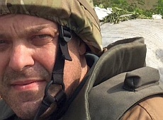 Тягнибок похвалився бойовим селфі у шоломі. ФОТО