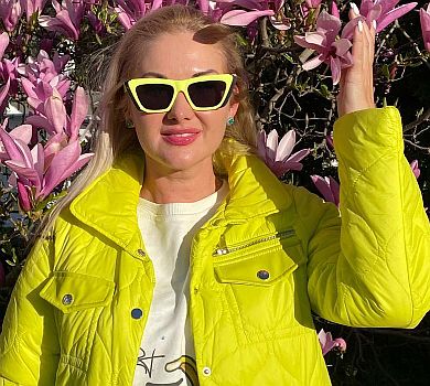 Щаслива бути вдома: Бужинська у яскравому луці показалася серед магнолій Чернівців