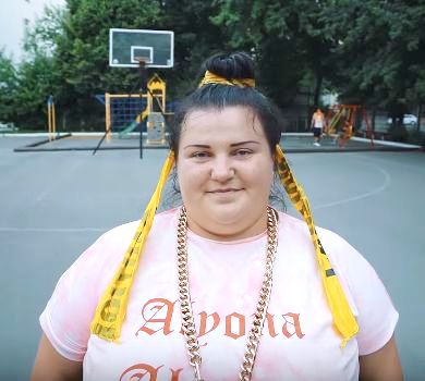 Alyona Alyona, коні та балерини: велику і смішну реперку закрутило в новому ВІДЕО 