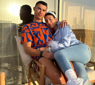 Роналду на яхті заселфився з пишногрудою нареченою та показав сальто й дозвілля з дітьми