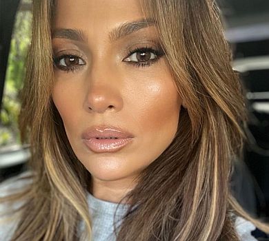 Лопес без макіяжу засвітила намисто з трьома літерами. ФОТО