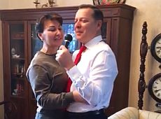 Нєзабудка, нєзабудка: Як Ляшко у караоке співав та дружину в танці кружляв    