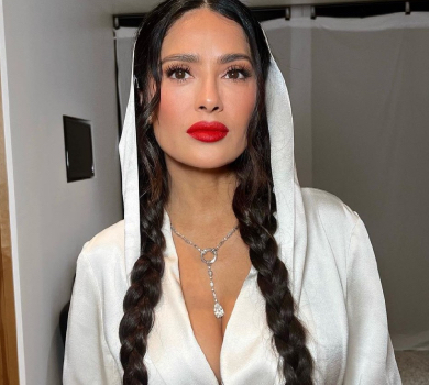 Хаєк у квіточках із пір'ям задерла ногу в очікуванні весни