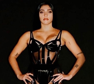 Донька Мадонни в латексі випнула дупцю в камеру. ВІДЕО