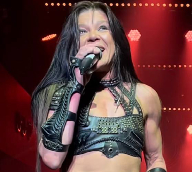 Руслана з прапором у руках посвітила сталевим пресом на виступі в Грузії. ФОТО