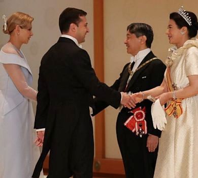 Перша леді в сукні чоловічого крою потисла руку японському імператору  