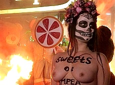 Солодкий Хелловін: феменка підпалила магазин Рошен. ВІДЕО