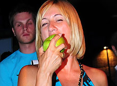 Січкар закусувала голі цицьки і ноги яблуком без ГМО