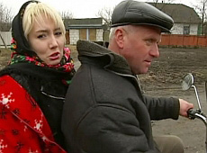 Як Розинська доїла корову і каталася на драндулеті. ФОТО