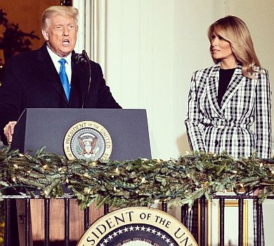 Фемілі лук: Дональд та Меланія Трампи в смокінгах позували для різдвяного ФОТО