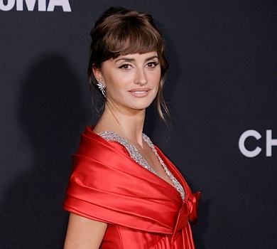 Пенелопа Крус у сукні з бантом і срібним декольте засвітилася на урочистому заході. ФОТО