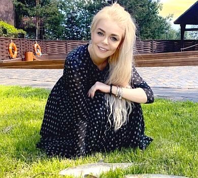 Іменинниця Гросу в святковій сукні попозувала з тим, кого піймала