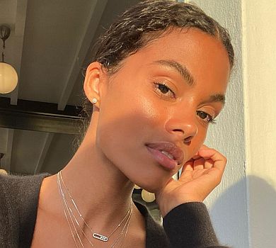 Тіна Кунакі посвітила сосками верхи на коні