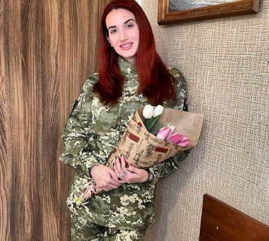 Вагітна снайперка Емеральд розповіла, коли піде в декрет та як її стан впливає на службу