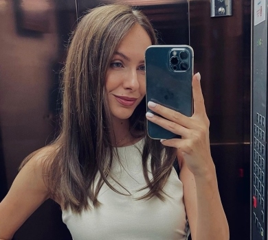 Дружина Остапчука пояснила, коли повернеться до Києва, і відповіла на закиди щодо пластики грудей