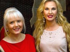 Камалія в хутрі та з горщиком привітала маму в червоному максі. ФОТО