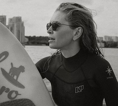 Одягнена з ніг до голови Брежнєва з першої спроби встала на дошку. ФОТО