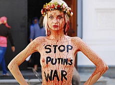 Femen влаштували антипутінський кривавий душ біля Лаври. ФОТО