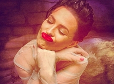 Змащена олією Астаф'єва показала емоції та сідниці. ФОТО 