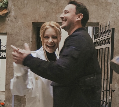 Як Кароль у легінсах та плащі для Ivan NAVI у Львові позувала