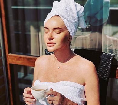 Грим-богиня зі стажем: НеАнгел Слава показалася в рушниках і розповіла про догляд за обличчям