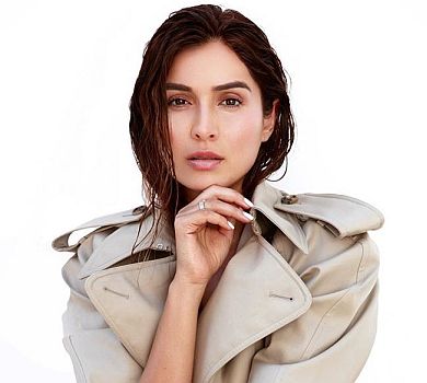 Де труси? Ярославська заінтригувала голим тілом з-під плаща. ФОТО