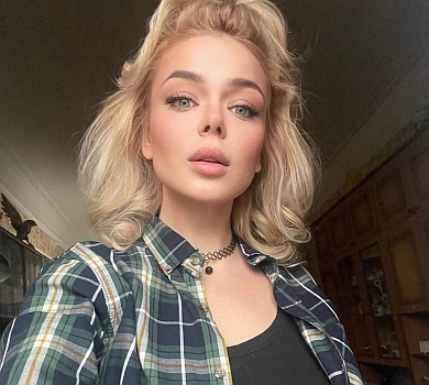 Ніби повернулася на 10 років тому: Гросу перед камерою похвалилася своєю розтяжкою