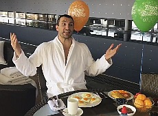 Вправний плавець Кличко заявив, що вік – це лише цифра. ВІДЕО