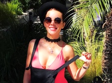 Місцева божевільна Седокова підставила сонцю циці і вагітний живіт. ФОТО