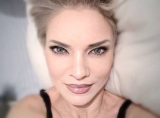 Окунська з дітьми отримали офіційний притулок у Франції