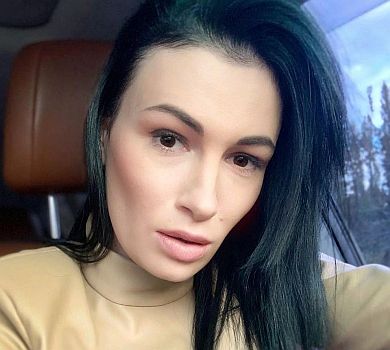 Приходько у волохатому пальті показалася в обіймах янгола-охоронця 