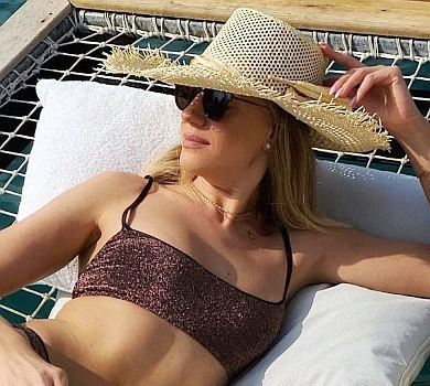 До Нікітюк у купальнику пригорнувся турецький муркотун