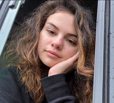 Така як є: Гомес показала неідеальне обличчя без гриму і фільтрів