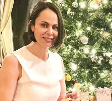 Різдво без тата: дружина Кличка в міні показалася з трьома дітьми коло ялинки 