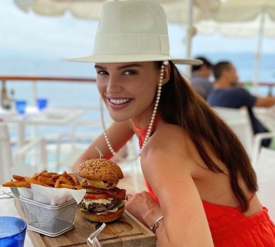 Андрес у бікіні похизувалася зайвими кілограмами. ВІДЕО