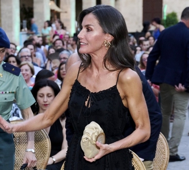 Королева Летісія на Мальорці вигуляла чорний сарафан і золоту папороть у вухах. ФОТО