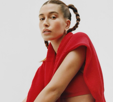 Косички, топ і плісе-міні: Хейлі Бібер із голим животом знялася у спортивному кампейні