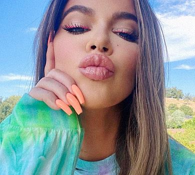 Хлоя Кардашян після скандалу з невдалим фото пострибала у самих трусах. ВІДЕО